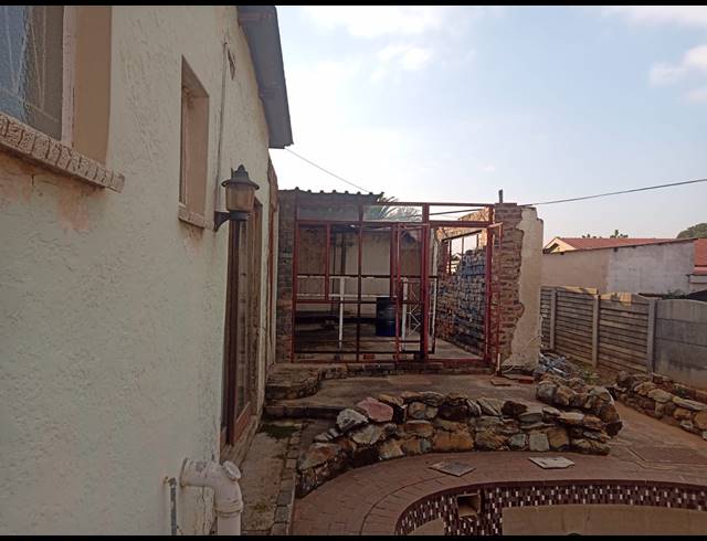 9 BEDROOM FREESTANDING FOR SALE IN KEMPTON PARK WEST